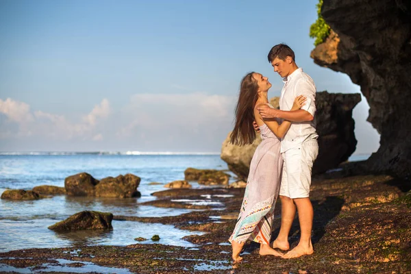 Retrato de casal feliz, na praia, Mãos dadas, Mar — Fotografia de Stock