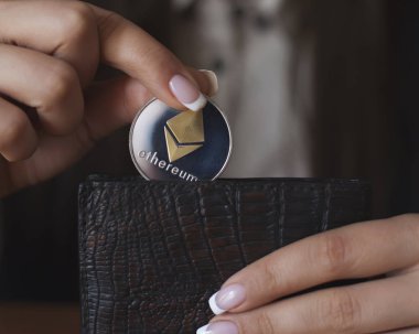 Başarılı bir şekilde kadın Ethereum con cüzdan koydu. Kripto sikke tasarruf.