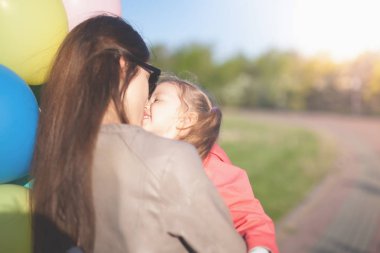 Anneler günü. Mutlu anne ve bebek açık. Anneler günü