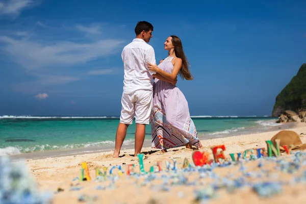 Boldog pár, strandon, tart kezében, tenger. Utazás Hawaii-on. — Stock Fotó