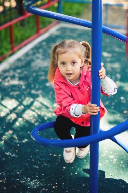 Tırmanış Bahçesi, küçük kız. Bahçesi yaz saati açık