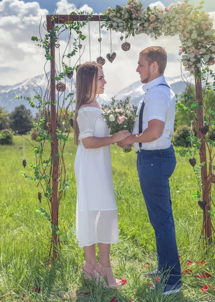 Свадебная пара только что вышла замуж, вышла замуж в Новой Зеландии — стоковое фото