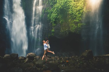 Mutlu çift güzel grand şelale yakınındaki inanılmaz romantik bakış