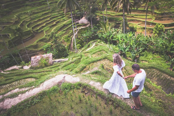 Šťastný pár cestování na Bali, rýžové terasy Tegalalang, Ubud — Stock fotografie