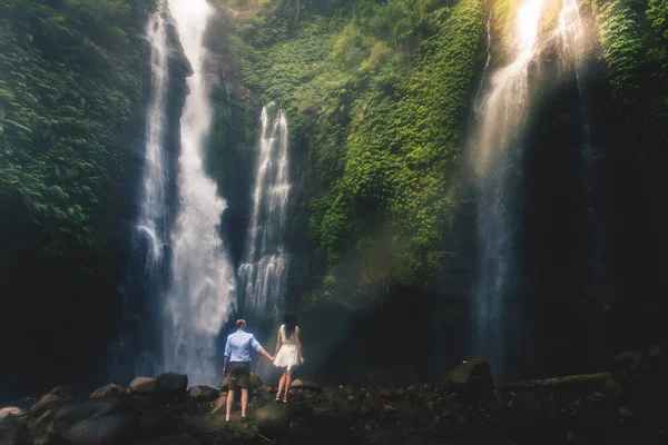Increíble vista romántica de pareja feliz cerca de hermosa gran cascada —  Fotos de Stock