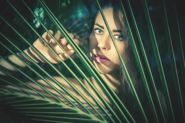 Letní portrét mladé Sexy ženy přes Palm Tree — Stock fotografie