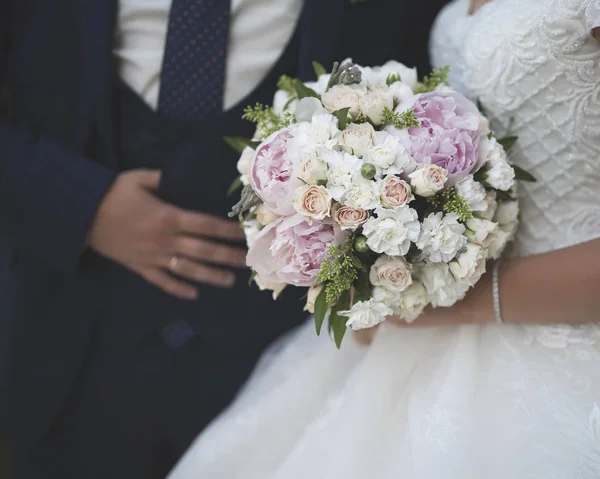 Nahaufnahme Bild der Brautmode Kleid und Bräutigam Anzug. — Stockfoto