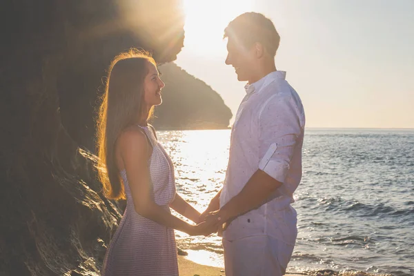 Retrato de pareja feliz, cerca de la playa en el fondo del cielo . —  Fotos de Stock