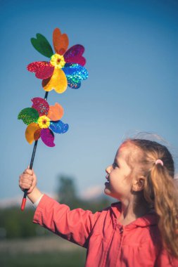 Kavram görüntü Hollanda'da yel değirmeni ile oynarken mutlu çocuk.