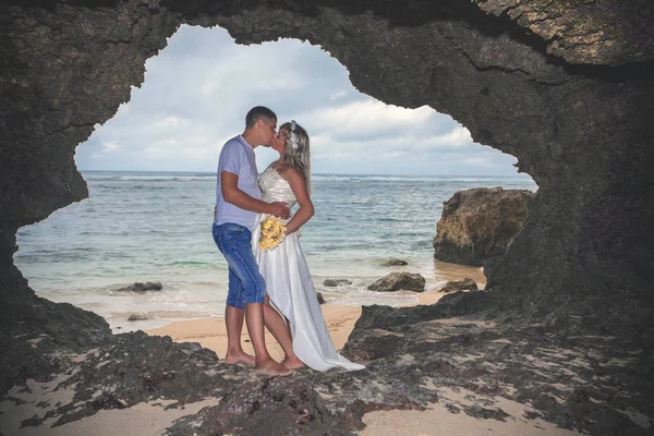 Ritratto di felice coppia di successo, abbracciato nella Grotta di Bali — Foto Stock