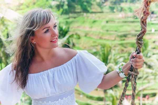 Mujer feliz balanceándose en las terrazas de arroz. Viajar a Bali . —  Fotos de Stock