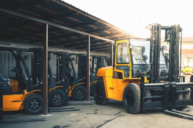 Bir sürü Stapler, güvenilir ağır yükleyici, kamyon arka plan. Ağır ekipman, forklift