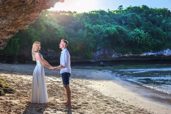 Retrato de pareja feliz, cerca de la playa en el fondo del cielo . —  Fotos de Stock