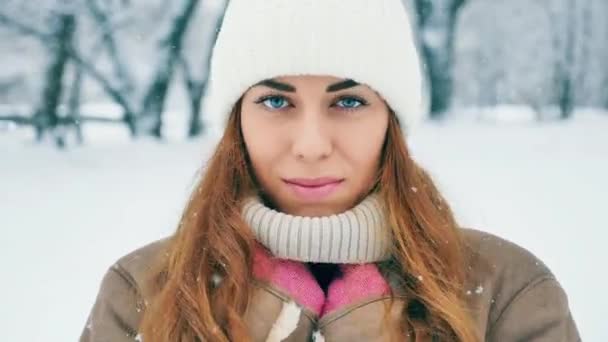 Mujer feliz en el frío invierno nevado en el Parque de Nueva York — Vídeo de stock