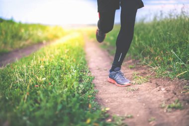 Koşu ve açık havada doğa içinde çalışan