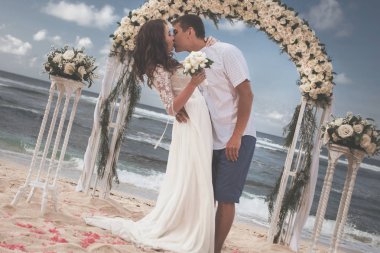 Eski moda görüntü düğün çift sahilde Bali evlendim. Düğün töreni