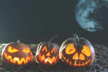 Halloween pumpkins, ahşap arka plan.