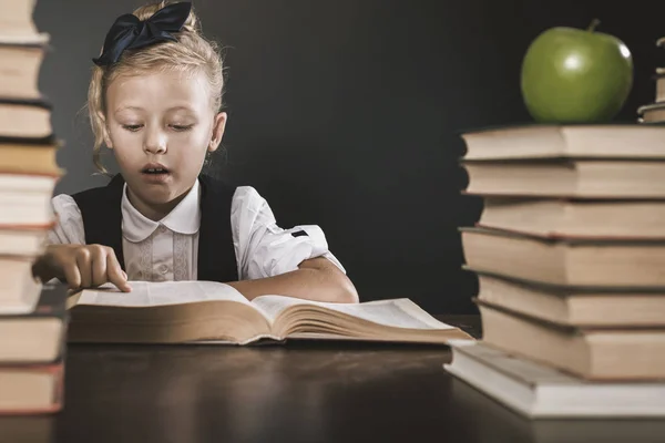 Vieille photo de la rentrée scolaire, septembre. Votre écolière — Photo