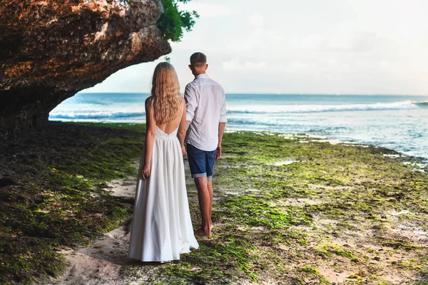 Boldog pár, közel a strand, a háttérben ég portréja. — Stock Fotó