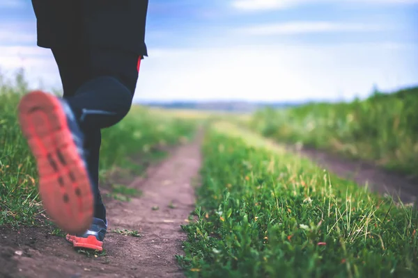 Correre e correre all'aria aperta nella natura — Foto Stock