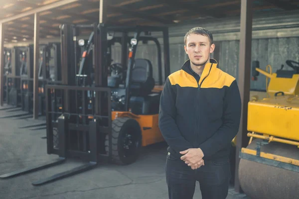 Hintergrund vieler Gabelstapler, zuverlässiger Schwerlader, LKW — Stockfoto