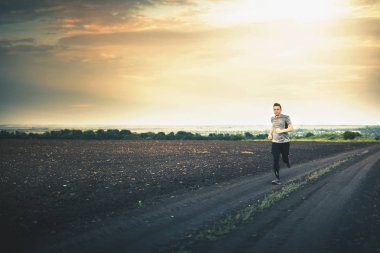 Koşu ve açık havada doğa içinde çalışan