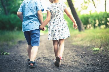 Ellerini tutun mutlu çocuklar Park'ta açık yürüyüş.