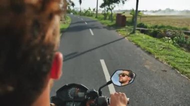Endonezya, Bali bir motosiklet sürme yakışıklı adam.