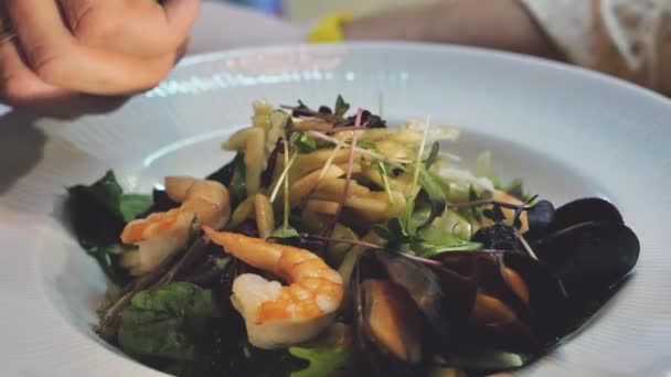 Ensalada orgánica saludable con camarones y mejillones — Vídeos de Stock