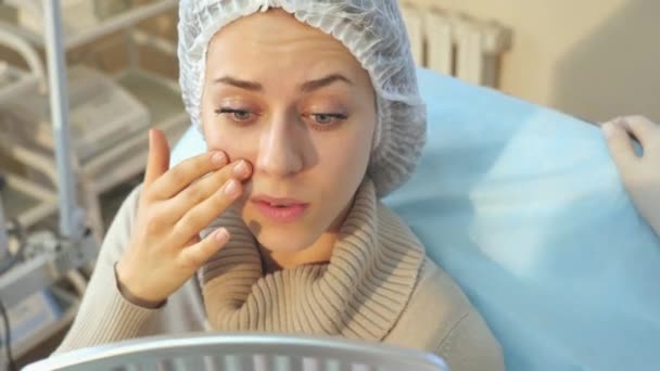 Botox lippen. Huidverjonging behandeling vrouw — Stockvideo