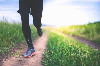 Koşu ve açık havada doğa içinde çalışan