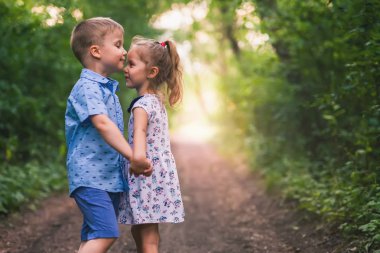 Ellerini tutun mutlu çocuklar Park'ta açık yürüyüş.