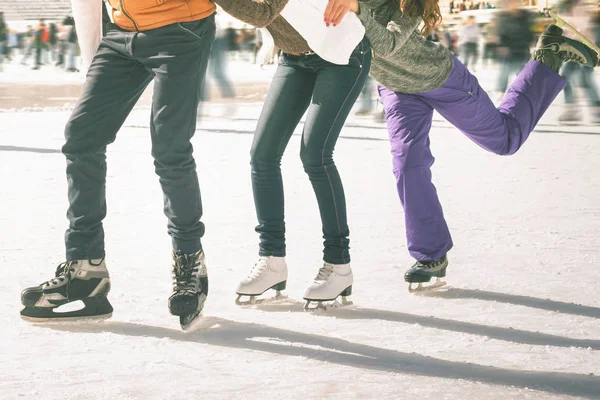 Lustige Teenager Mädchen und Jungen Schlittschuhlaufen im Freien, Eisbahn — Stockfoto