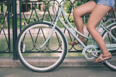 Mavi vintage şehir bisiklet, aktivite ve sağlıklı yaşam konsepti