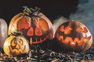 Halloween pumpkins, ahşap arka plan.