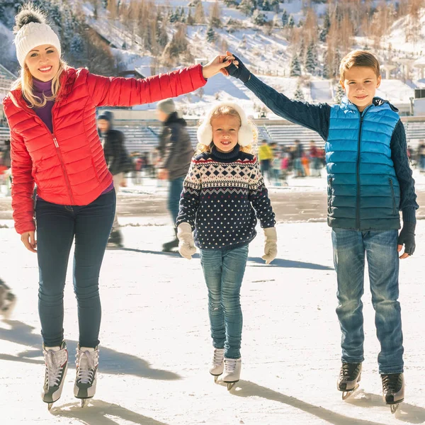 Ευτυχισμένη οικογένεια υπαίθρια πάγου πατινάζ στο παγοδρόμιο. Χειμερινές δραστηριότητες — Φωτογραφία Αρχείου