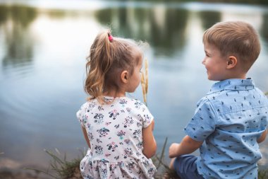 Mutlu çocuk ve insan ile yeni bir dönem. Mutlu toplum. Topluluk