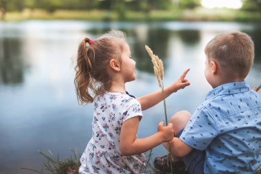 Mutlu çocuk ve insan ile yeni bir dönem. Mutlu toplum. Topluluk.