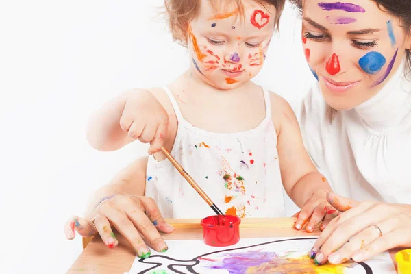 ママと赤ちゃんの着色されたインク ペイントで描画します — ストック写真