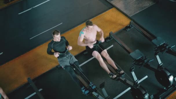 CrossFit. 4 k beelden groep atletische volwassenen mannen en vrouwen — Stockvideo