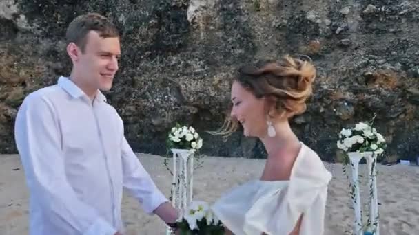 Portrait de mariée tient bouquet de mariage et marié à l'arrière-plan 