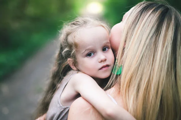 Belle jeune femme et sa charmante petite fille sont câlins — Photo