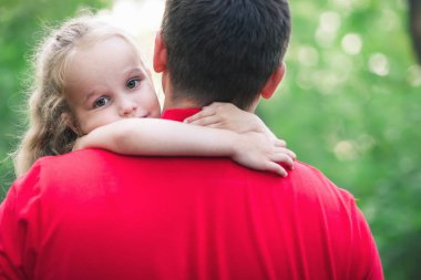 Kız babasını sevgiyle sarılmak