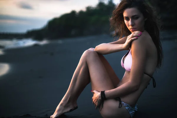 Sommer-Porträt einer jungen sexy Bikini-Frau auf bali — Stockfoto