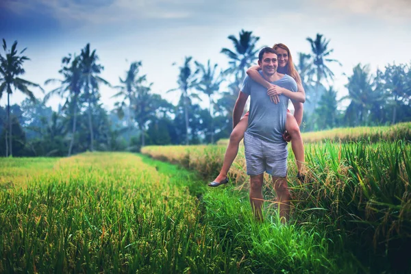 Joyeux couple marchant sur les terrasses de riz. Voyager à Bali. — Photo