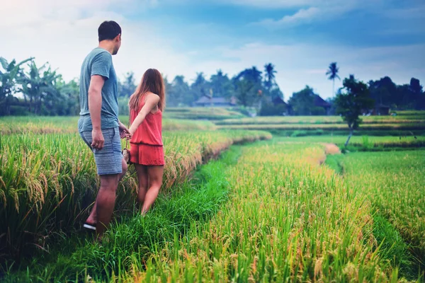 Happy couple walking at the rice terraces. Traveling at Bali. — Stock Photo, Image