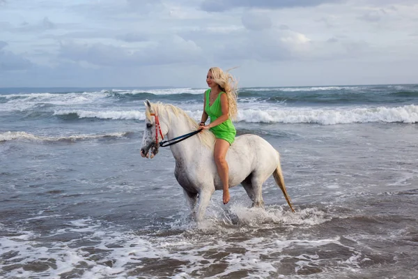 Szexi fiatal nő séta a ló, a strandon, lovaglás — Stock Fotó