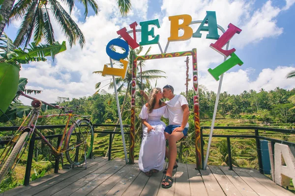 Pareja feliz viajando en Bali, terrazas de arroz de Tegalalang, Ubud —  Fotos de Stock