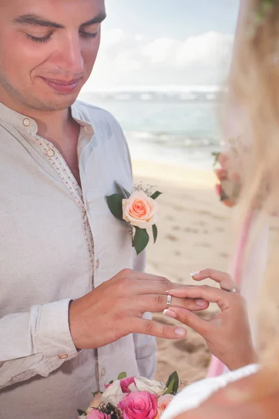 Casal recém-casado colocar as mãos anéis de casamento — Fotografia de Stock