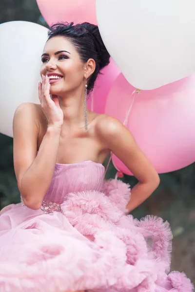 해피 발렌타인 데이, 핑크 드레스 멋진 옷을 입고 패션 섹시 한 여자의 초상화 — 스톡 사진